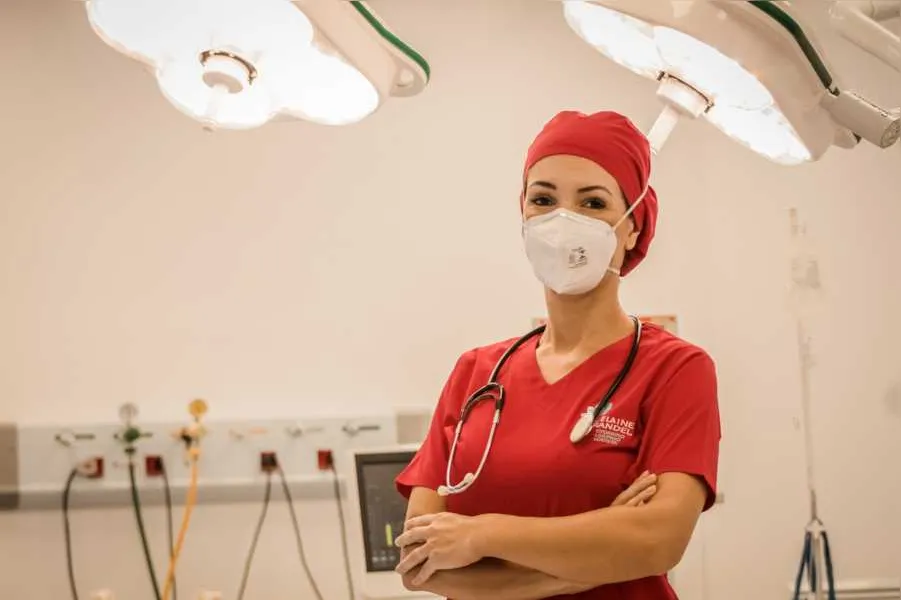 Registro - A Otorrinolaringologista Elaine Prandel tem conquistado cada vez mais a exigente clientela de Ponta Grossa e região ao realizar rinoplastias. O procedimento é feito pela médica com o Ultrassom Piezo, aparelho que preserva as estruturas do nariz, o que garante uma recuperação mais rápida e com menos hematomas!