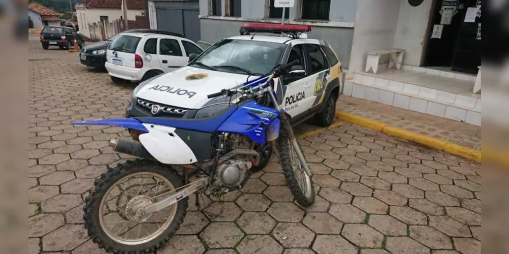 Jovem portava arma e drogas e foi flagrado com motocicleta furtada em Piraí do Sul