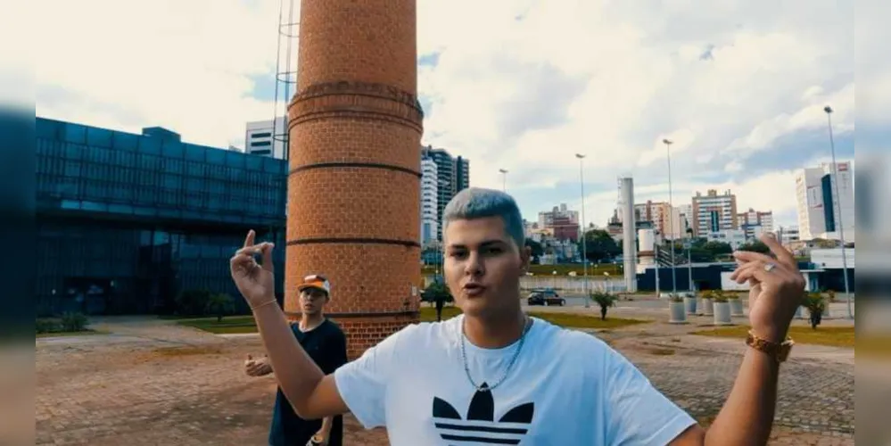 O coletivo é formado por três integrantes entre 19 e 21 anos e foi criado há oito meses. 