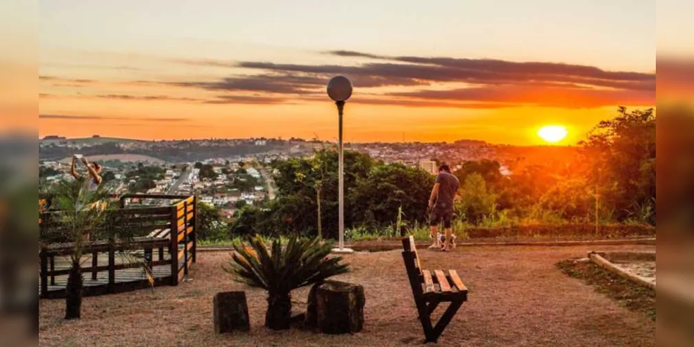 O Espaço Cultural Pôr do Sol fica ao lado da Praça Pôr do Sol na vila Estrela.