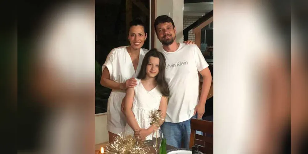 NOVO CICLO - O advogado Pablo Milanese receberá nesta terça-feira (19), as felicitações pela chegada de seu aniversário. No registro, Pablo com sua esposa Audrea Colleone Costa Milanese e sua filha Angelina Milanese. Da coluna RC os votos de sucesso e prosperidade.