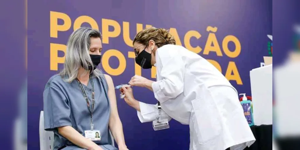 Neura Cordeiro Barbosa foi uma das primeiras paranaenses a ser vacinada contra a covid-19.