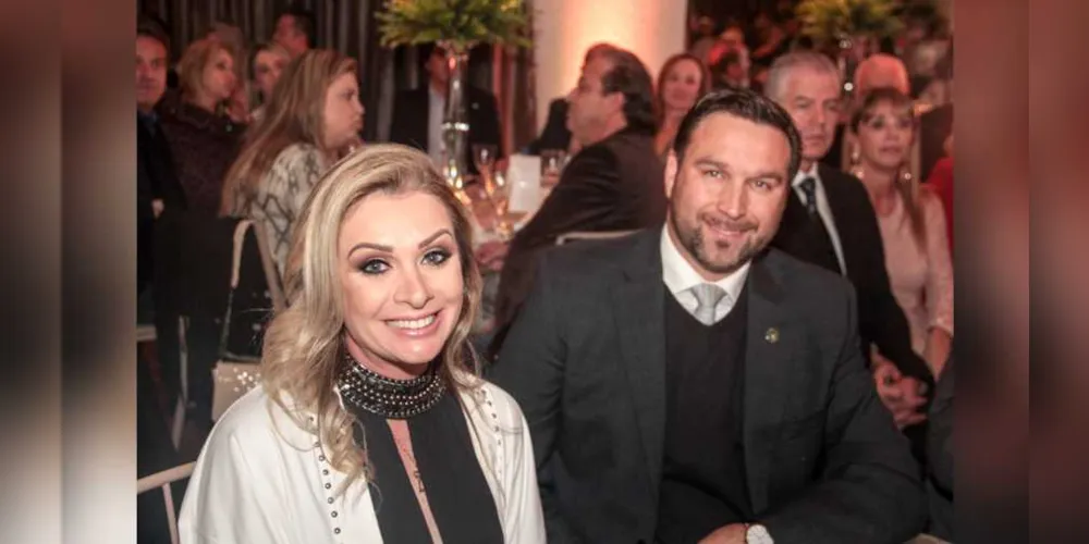 BODAS - Marcio e Fabia Pauliki celebraram na última segunda-feira (1) seus 18 anos de casados, 18 anos de casamento, Bodas de Turquesa. Conhecida por sua bela cor, a pedra turquesa representa boas energias e bem-estar. Vale ressaltar que Fabia será muito cumprimentada nesta terça-feira (2), pela passagem de seu aniversário. Da coluna RC os sinceros votos de felicidades
