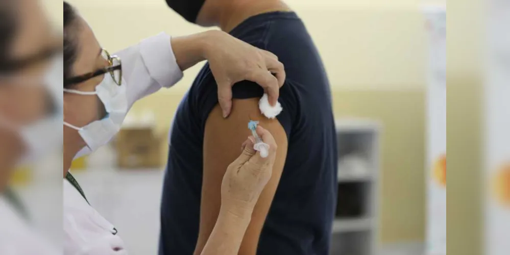De acordo com o balanço divulgado pela Secretaria de Estado da Saúde, 15 das suas 22 regionais no Paraná já ultrapassam o índice de 80% de vacinados. 