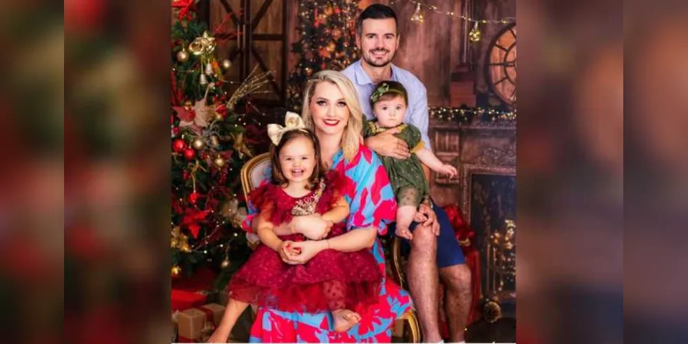 Bday – Maya Sá Spósito completou seu primeiro ano de vida na última segunda-feira (8). No registro, a nossa doce aniversariante Maya com seus pais Vinicius e Cynthia Spósito e sua irmã Gia Sá Spósito. Da coluna RC os votos de alegrias e realizações para a querida família.