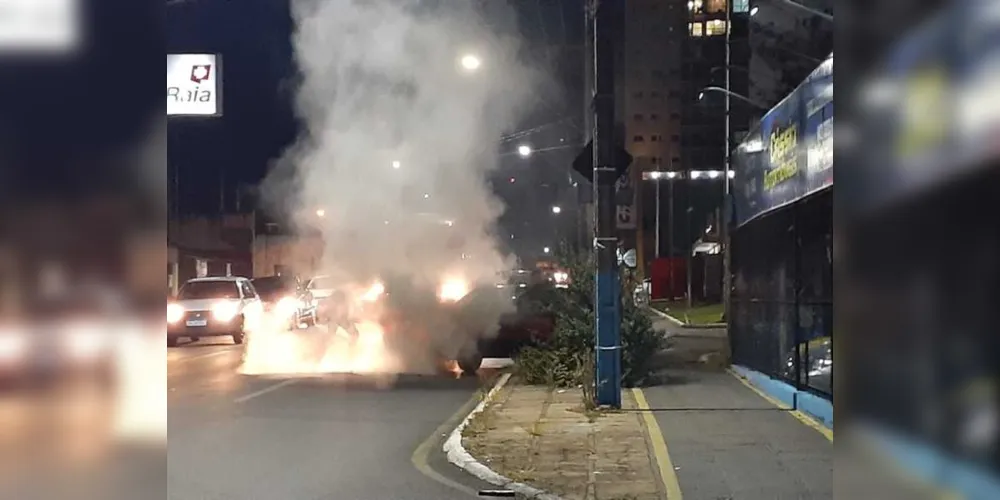 Imagem ilustrativa da imagem Incêndio destrói carro na avenida Carlos Cavalcanti