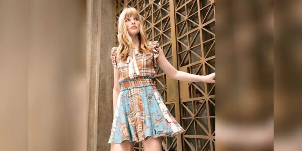 A tendência é combinar estampas no mesmo look