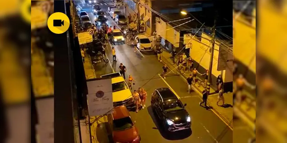 Imagem ilustrativa da imagem Vídeo flagra briga generalizada no Centro de Ponta Grossa