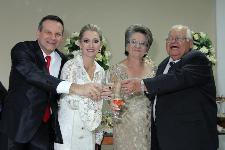 Registro - Celebração em dose dupla, o casal João Enory Macedo e Zilá Macedo comemora nesta sexta-feira (30), suas bodas de ametista, 55 anos de casados, e o casal Marco Macedo e Andréia Macedo também no dia hoje brindam os seus 30 anos de casados, bodas de pérola. No sábado (1), João Enory Macedo na intimidade familiar brinda a chegada de seus 79 anos de vida. Da coluna RC os votos de alegrias e realizações.