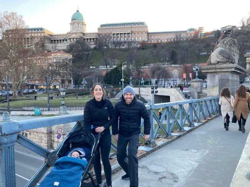Registro – No registro diretamente do Parlamento Húngaro o casal Lincoln Hebert Teixeira e Fernanda Pivatto com o pequeno Lucca Teixeira, que completou seu terceiro mês de vida na última quinta-feira (15).
