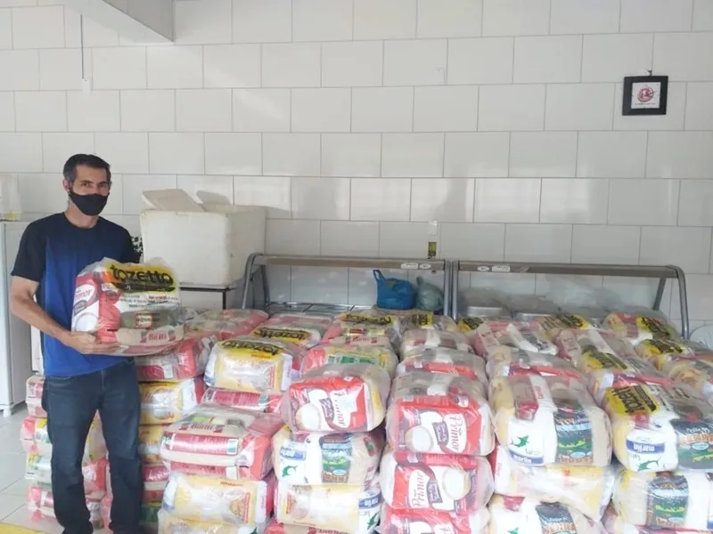 Operário e CCR entregam cestas básicas para instituições