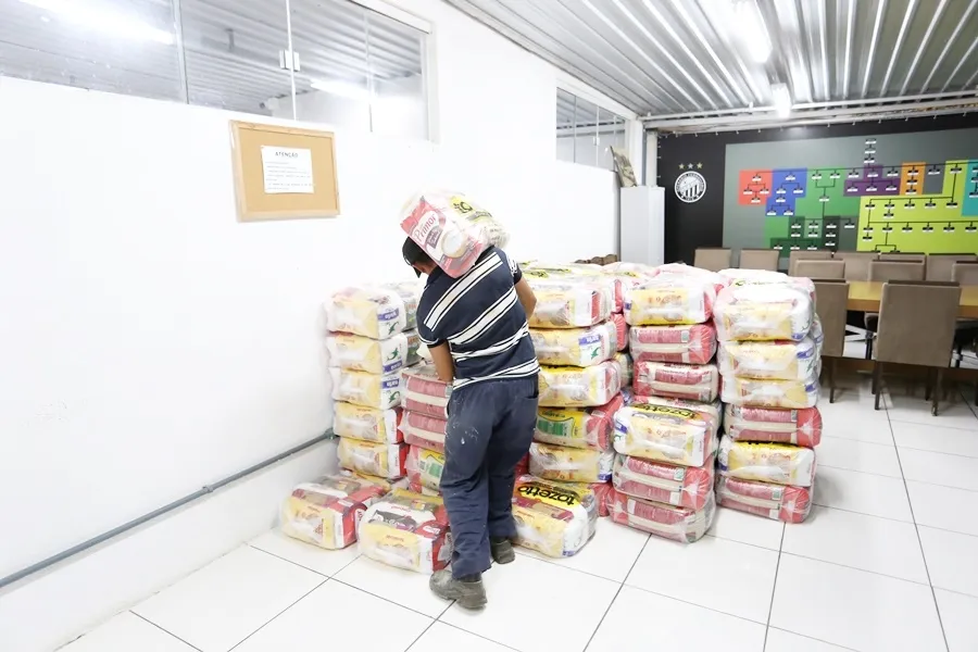 Operário e CCR entregam cestas básicas para instituições