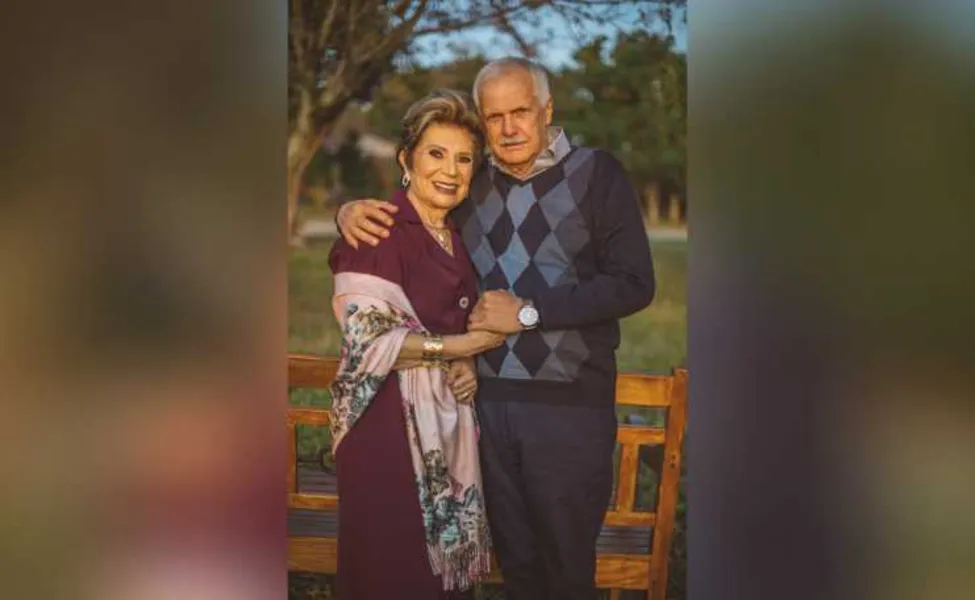 Felicitações – No próximo domingo (14), o empresário Lourival Schmidt celebrará na intimidade familiar a passagem de seu aniversário.  No registro especial, o nosso aniversariante e sua esposa Elizabeth Schmidt. Da coluna RC os votos de alegrias e saúde. 
