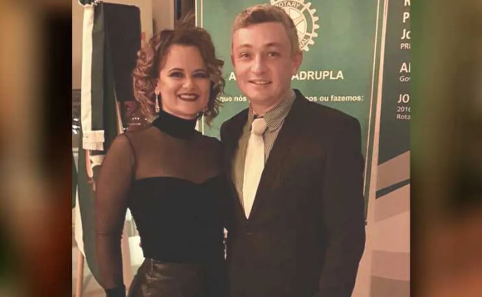 Novo ciclo - O jornalista Jefferson de Souza será muito cumprimentado pela passagem de seu aniversário na próxima segunda-feira (15). No registro, Jefferson e sua esposa Erica Busnardo. Da coluna RC os votos de felicidades e sucesso.
