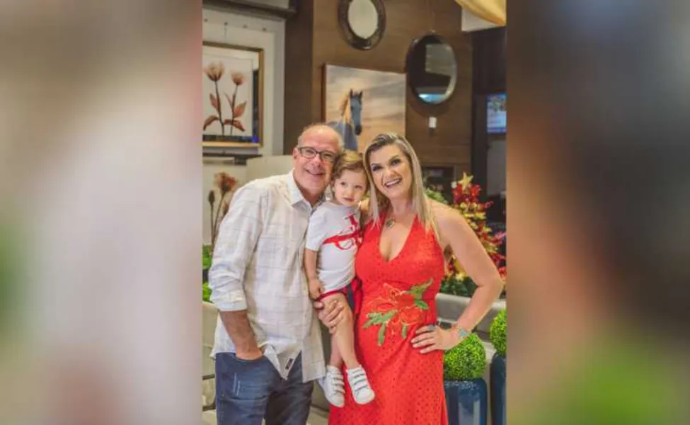 Celebração – O empresário André Coraiola receberá os cumprimentos pela troca de idade no próximo domingo (14). No registro, André com sua esposa Evelyn Ferreira Coraiola e o pequeno João Horácio Coraiola.  Da coluna RC os votos de alegria e realizações. 