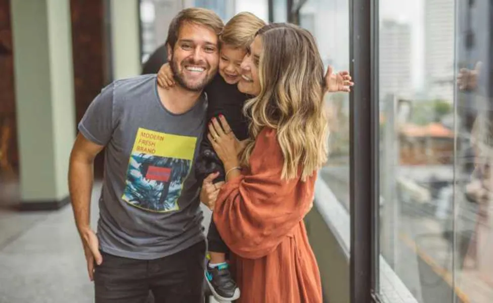 Bday - O pequeno Caetano R. Chezini, filho do casal Luiz Henrique Chezini e Aline Rogério Chezini, foi muito cumprimentado pela chegada de segundo aniversário no último domingo (14). Luiz responde pelo restaurante Miro Cozinha e Vinho, que é a sensação da cidade quando o assunto é gastronomia. Da coluna RC os votos de alegrias e prosperidade.