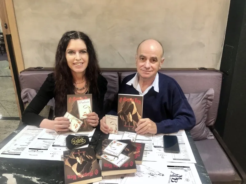 Renata com o escritor Marcos Bahena em 18 de novembro de 2020.