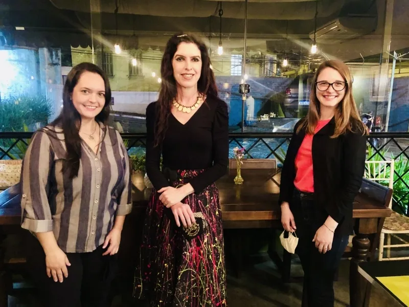 Ana Caroline Machado, Renata e Josiane Blonski no lançamento do livro “Paisagem Paysage” de Luizana Pellizzari-Vittet em 03 de novembro de 2020.