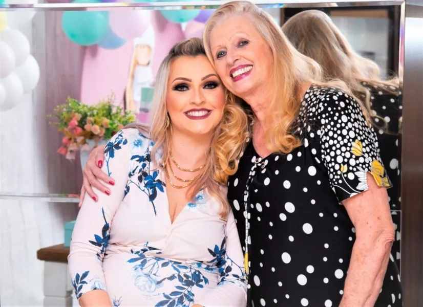 Troca de idade - Celia Regina Blajieski de Sá será muito cumprimentada pela passagem de seu aniversário na próxima quinta-feira (1). No registro Celia e sua filha, a advogada Cynthia Sá Spósito. Da coluna RC os votos de realizações e alegrias.