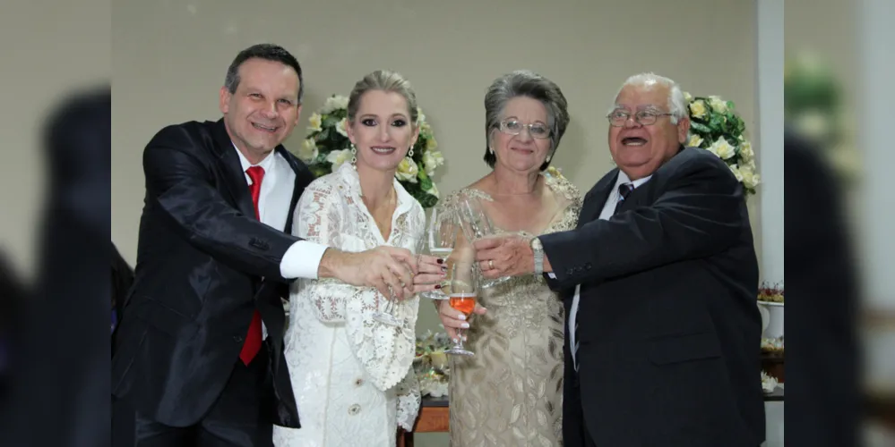 Registro - Celebração em dose dupla, o casal João Enory Macedo e Zilá Macedo comemora nesta sexta-feira (30), suas bodas de ametista, 55 anos de casados, e o casal Marco Macedo e Andréia Macedo também no dia hoje brindam os seus 30 anos de casados, bodas de pérola. No sábado (1), João Enory Macedo na intimidade familiar brinda a chegada de seus 79 anos de vida. Da coluna RC os votos de alegrias e realizações.
