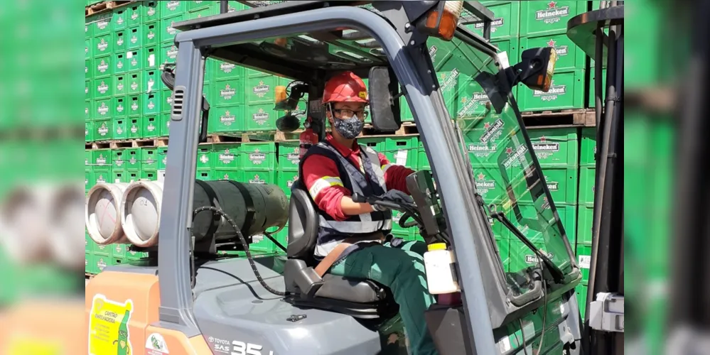 Imagem ilustrativa da imagem Heineken abre vagas em PG para mulheres empilhadeiristas