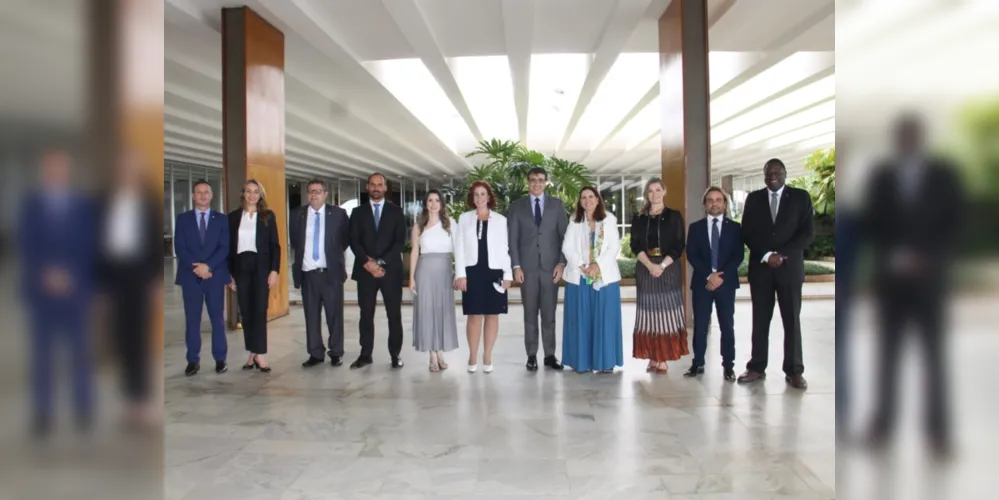Encontro procurou estreitar relações entre o grupo de deputados pró-governo e o Ministro de Relações Exteriores
