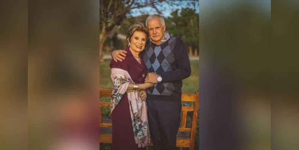 Felicitações – No próximo domingo (14), o empresário Lourival Schmidt celebrará na intimidade familiar a passagem de seu aniversário.  No registro especial, o nosso aniversariante e sua esposa Elizabeth Schmidt. Da coluna RC os votos de alegrias e saúde. 
