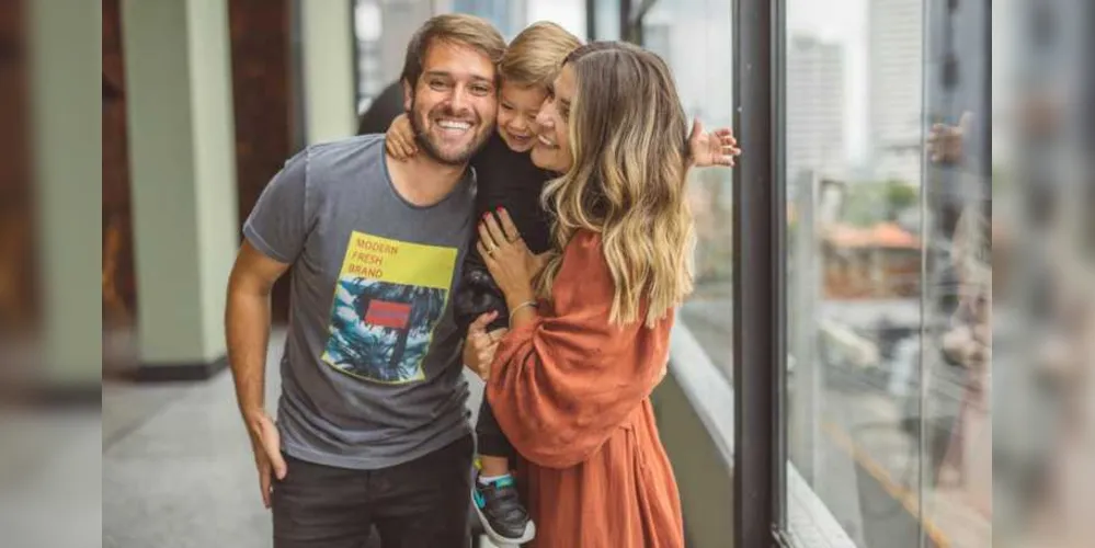 Bday - O pequeno Caetano R. Chezini, filho do casal Luiz Henrique Chezini e Aline Rogério Chezini, foi muito cumprimentado pela chegada de segundo aniversário no último domingo (14). Luiz responde pelo restaurante Miro Cozinha e Vinho, que é a sensação da cidade quando o assunto é gastronomia. Da coluna RC os votos de alegrias e prosperidade.