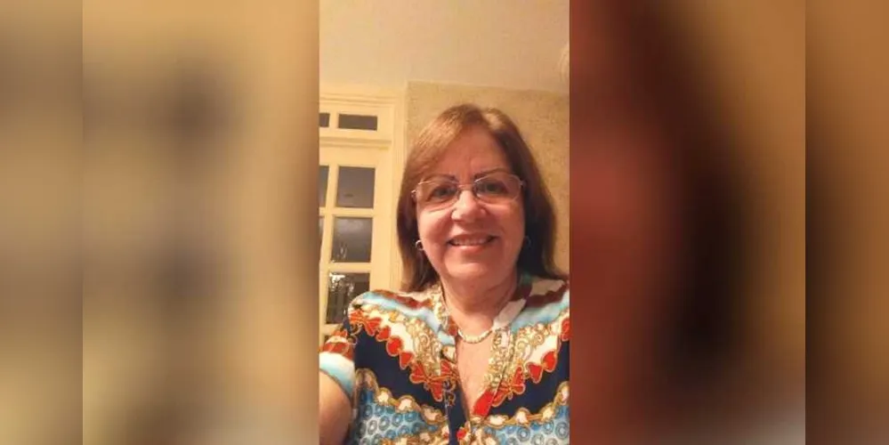 Sueli Fernandes, professora aposentada, filha da escritora, trovadora e artista plástica Amalia Max. Formada em História pela UEPG. Publicou seu primeiro livro 'Aconteceu ComigoComigo... - viagens pelo mundo'; em 2019.