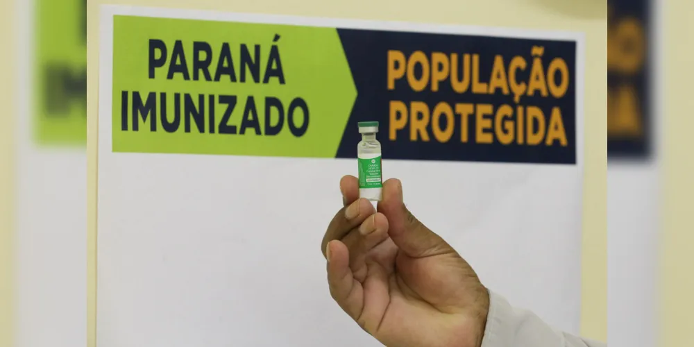 Vacina Oxford/AstraZeneca para imunizacao  em profissionais de saude  no  Centro de Controle de Agravos (CCA)  em Pinhais na regiao metropolitana de Curitiba.  03/02/2021. Foto: Geraldo Bubniak/AEN