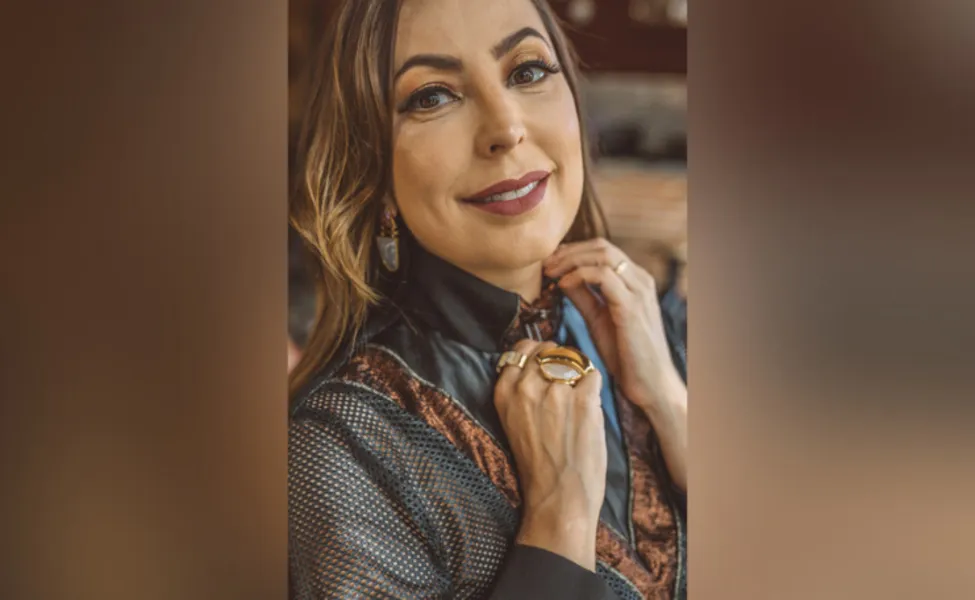NOVO CICLO - A farmacêutica e bioquímica Juliana Ribeiro celebra nesta quarta - feira (11) a chegada de seu aniversário. Juliana que é destaque em sua área de atuação, sempre trazendo novidades para seus clientes e amigos, tornando a Eficácia Brasil Farmácia de Manipulação, referência em qualidade e bom atendimento em nossa região.