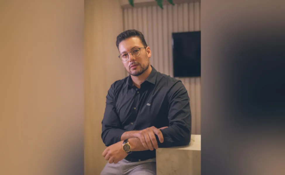 Dr. Bruno Henrique de Oliveira é Cirurgião Dentista graduado pela Universidade Federal de Santa Catarina, especialista em Cirurgia e Traumatologia Bucomaxilofacial