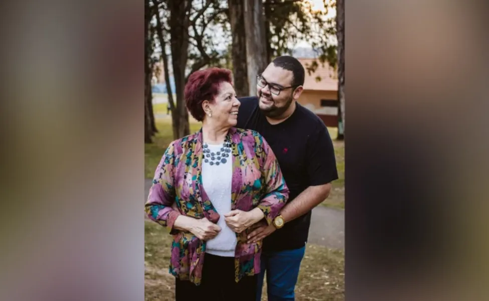NOVO CICLO – Carmen Rosa foi muito cumprimentada pela chegada de seus 65 anos na última quinta-feira (15). 
No registro, Carmen e seu filho Igor Rosa. Da coluna RC os votos de alegrias e realizações.