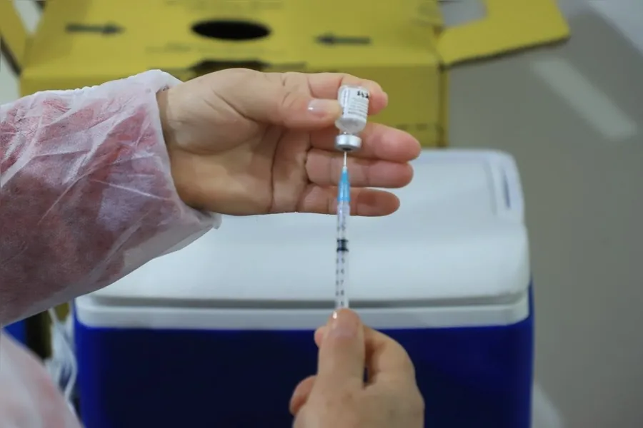 Paraná imuniza 2,1 milhões de pessoas fora dos grupos prioritários