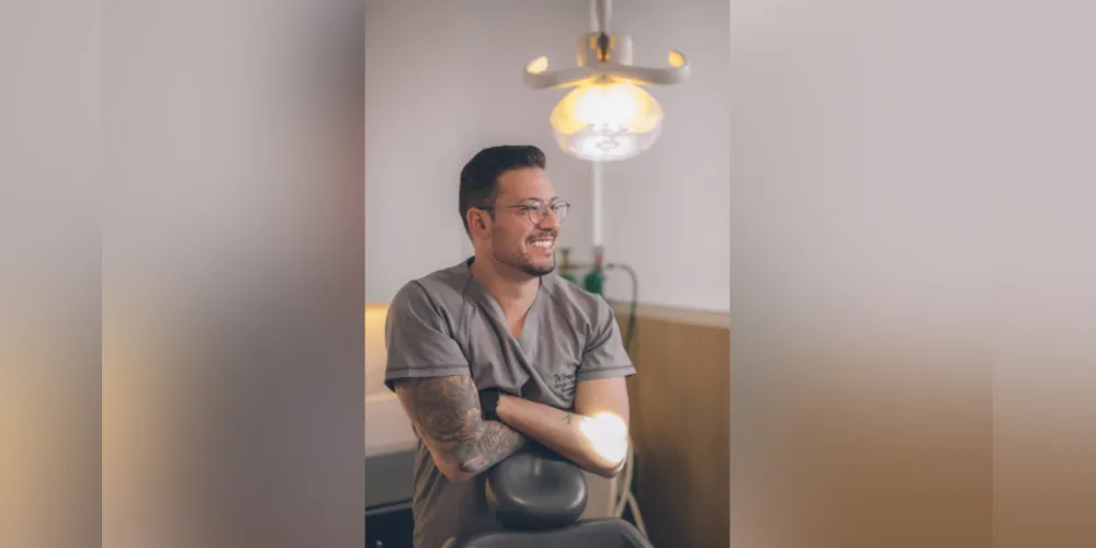Dr. Bruno Henrique de Oliveira é Cirurgião Dentista graduado pela Universidade Federal de Santa Catarina, especialista em Cirurgia e Traumatologia Bucomaxilofacial