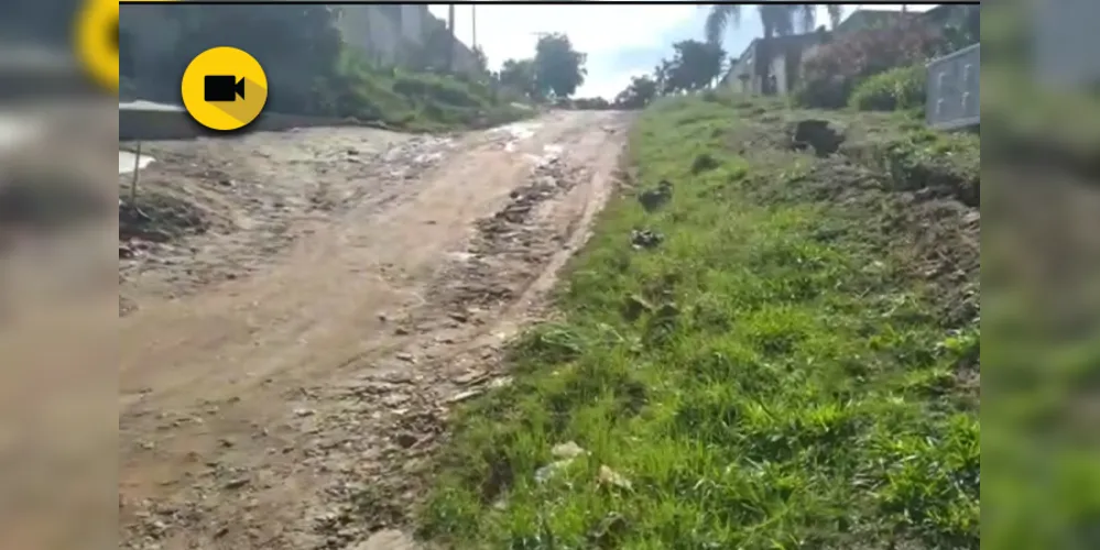 Moradores da rua Arary Souto, no Jardim Maracanã, reclamam do abandono na região. São buracos, lama e vazamento de água potável.
