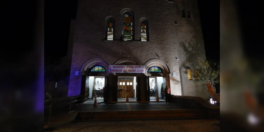 Imagem ilustrativa da imagem Igrejas da Diocese de PG se iluminam de violeta pelo idoso