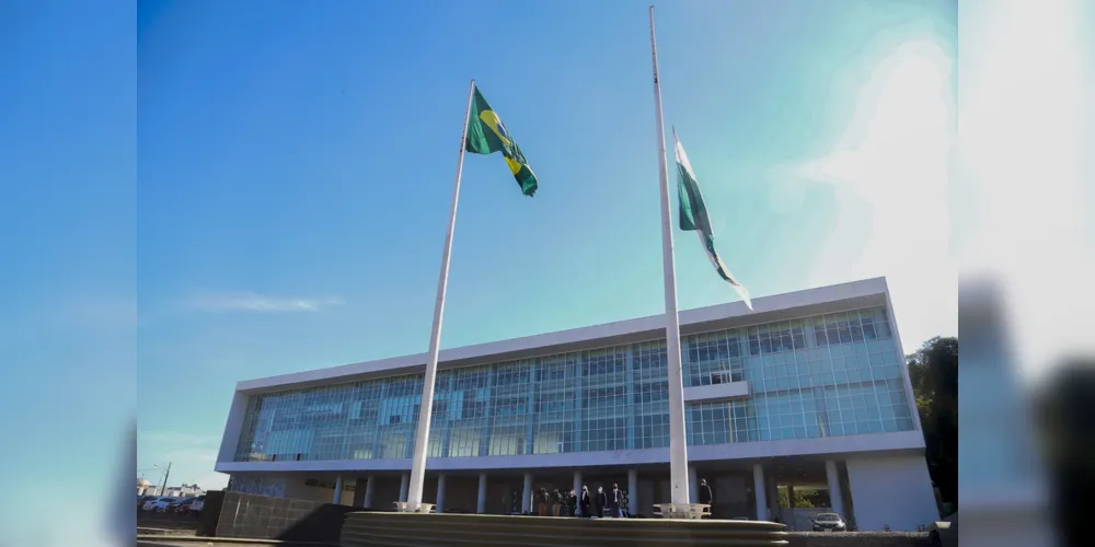 Bandeira meio mastro - Foto Gilson Abreu/AEN