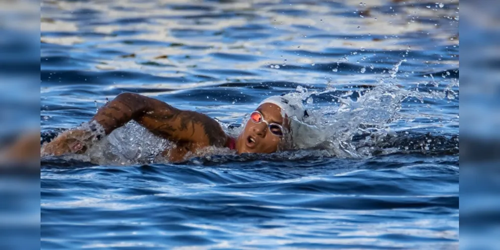 Imagem ilustrativa da imagem Ana Marcela Cunha é ouro na maratona aquática