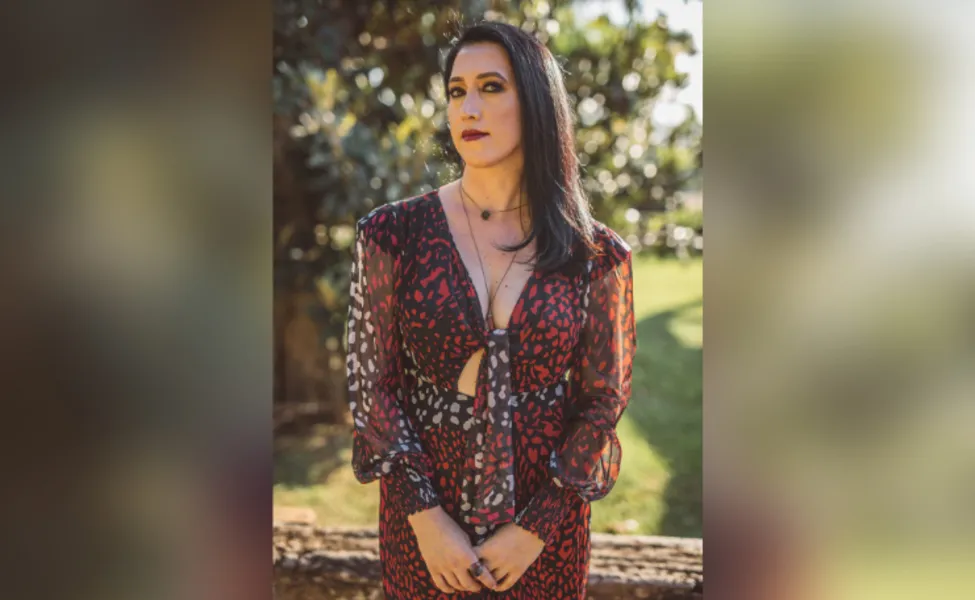 TROCA DE IDADE - A consagrada designer de moda, Fernanda Nadal, celebrará nesta quarta – feira (27) a passagem de seu aniversário. Fernanda com seu espírito arrojado sempre impecável veste e calça muitas mulheres elegantes da região para momentos especiais. Da coluna RC os votos de sucesso e alegrias. 