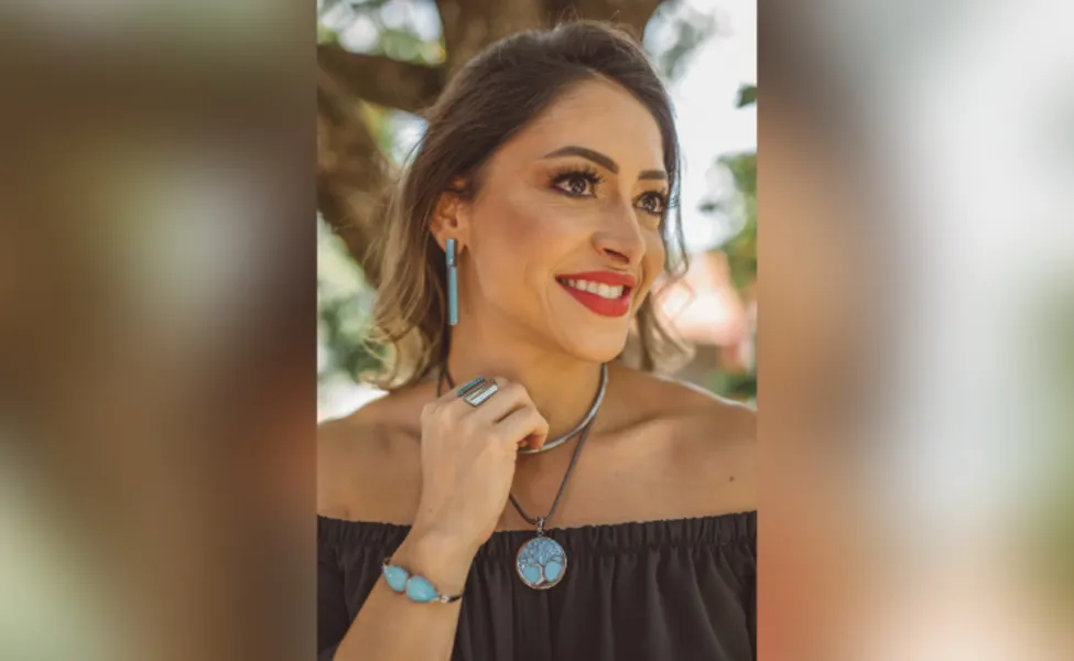 FELICITAÇÕES - A competente profissional da odontologia Danielle Andrade Hasselmann será muito cumprimentada pela passagem de seu aniversário na próxima quarta - feira (22). Da coluna RC os votos de realizações.