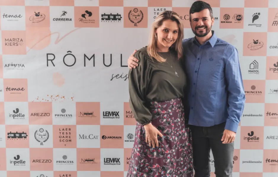  BDAY - A advogada Cynthia Blajieski de Sá Spósito será muito cumprimentada pela passagem de seu aniversário na próxima quinta - feira (7).  Cynthia é formada há mais de 10 anos pela UEPG - especialista em direito e processo do trabalho, sócia e diretora da área trabalhista do escritório João Paulo Nascimento e Advogados Associados. No registro, Cynthia e seu marido Vinicius Spósito. Da coluna RC os votos de felicidades e sucesso.