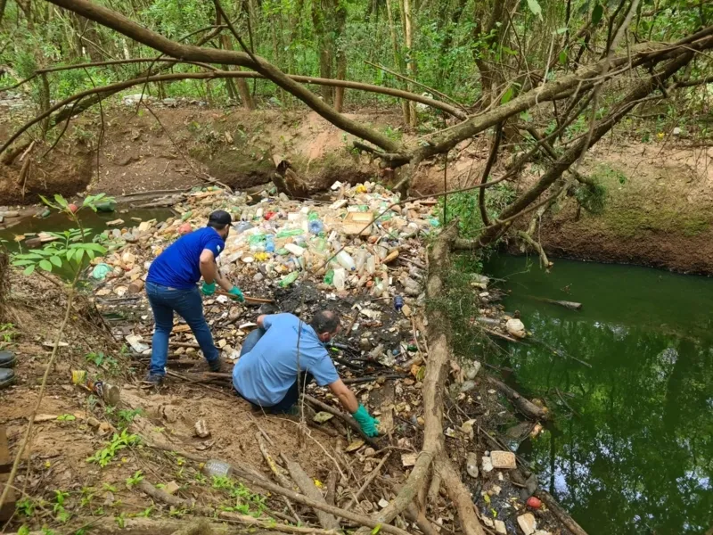 Ação integra a Semana de Voluntariado no Paraná e chama a atenção para a poluição dos rios urbanos