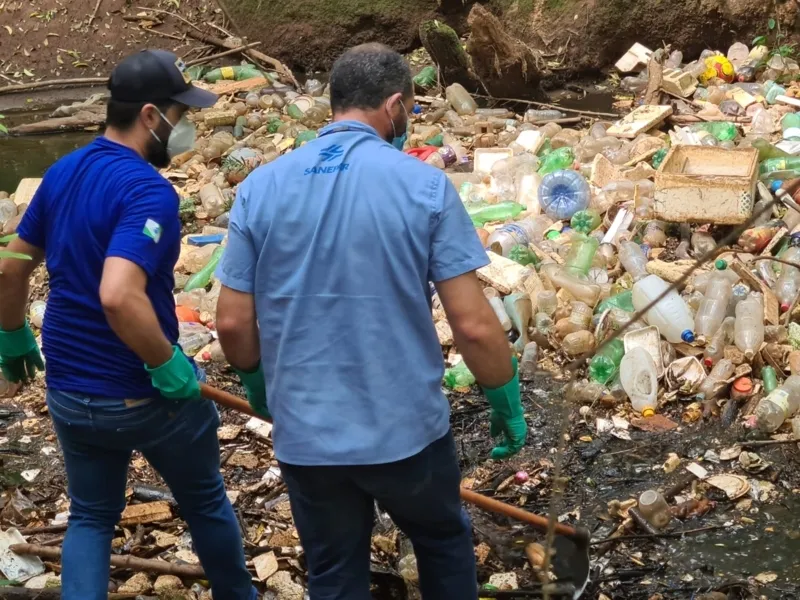 Mutirão retira quatro toneladas de lixo do Arroio da Ronda