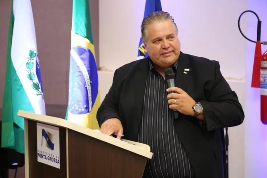 FELICITAÇÕES - O Secretário Municipal de Indústria e Comércio e presidente do Sindiloja José Carlos Loureiro Neto, receberá as felicitações pela passagem de seu aniversário nesta quarta - feira (29). Da coluna RC os votos de alegrias e sucesso. 