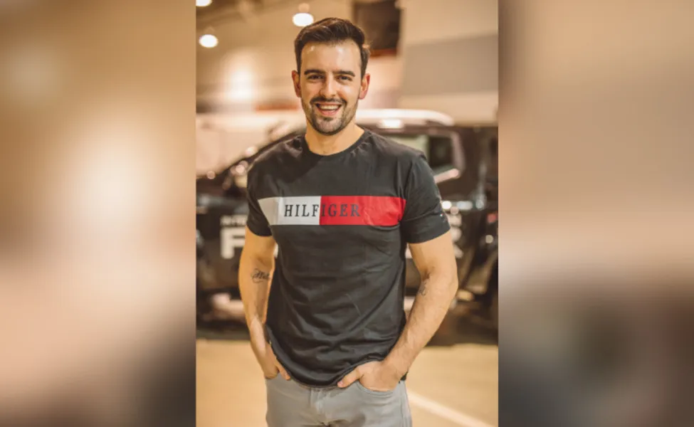 BRINDE À VIDA – O empresário Leandro Martins será muito cumprimentado pela passagem de seu aniversário nesta quarta -feira (20). No registro, Leandro e suas filhas Eduarda e Heloisa Martins. Da coluna RC os votos de felicidades e alegrias.