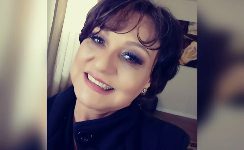 NOVO CICLO - A artista plástica Solange Leminski recebeu os cumprimentados na última segunda - feira (13), pela passagem de seu aniversário. Da coluna RC os votos de realizações.