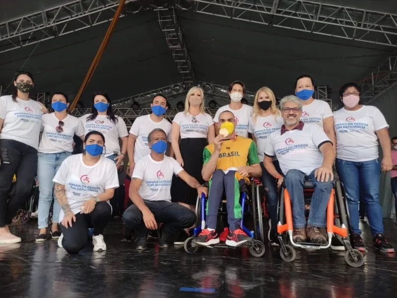 REGISTRO – No último fim de semana Ponta Grossa recebeu o atleta paralímpico medalhista na natação em Tóquio, Eric Tobera. No registro Eric e a equipe do Ginásio da Pessoa com Deficiência de nossa cidade.