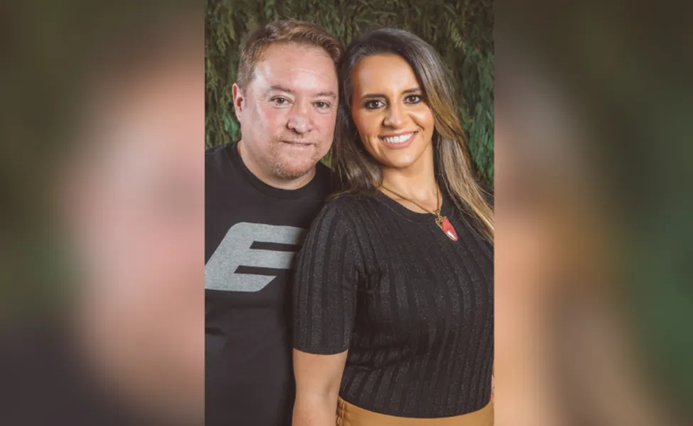NIVER - O empresário Osni Monteiro receberá as felicitações pela passagem de seu aniversário na próxima quarta-feira (27). No registro, Osni e sua esposa Maylle Andy Martins. Da coluna RC os votos de felicidades e realizações.