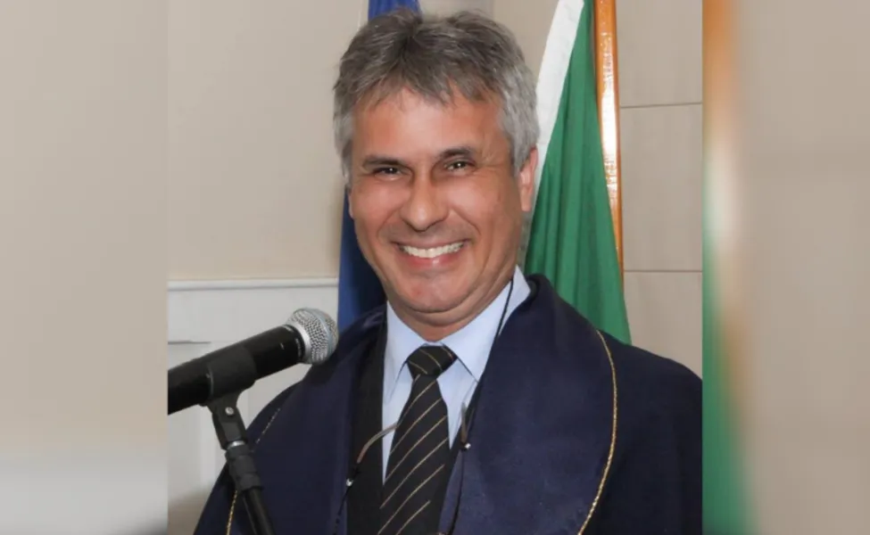 BRINDE À VIDA - Luiz Fernando Cheres reservou a última segunda-feira (13), para receber as felicitações pela passagem de seu aniversário. Luiz Fernando é graduado em Letras e Direito pela Universidade Estadual de Ponta Grossa, e é conceituado escritor de nossa cidade, elevando a literatura dos Campos Gerais. Da coluna RC os votos de sucesso e alegrias.